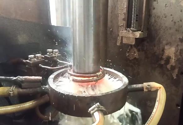 高频绿巨人小黄片 磨具导柱高频表面淬火车间实拍