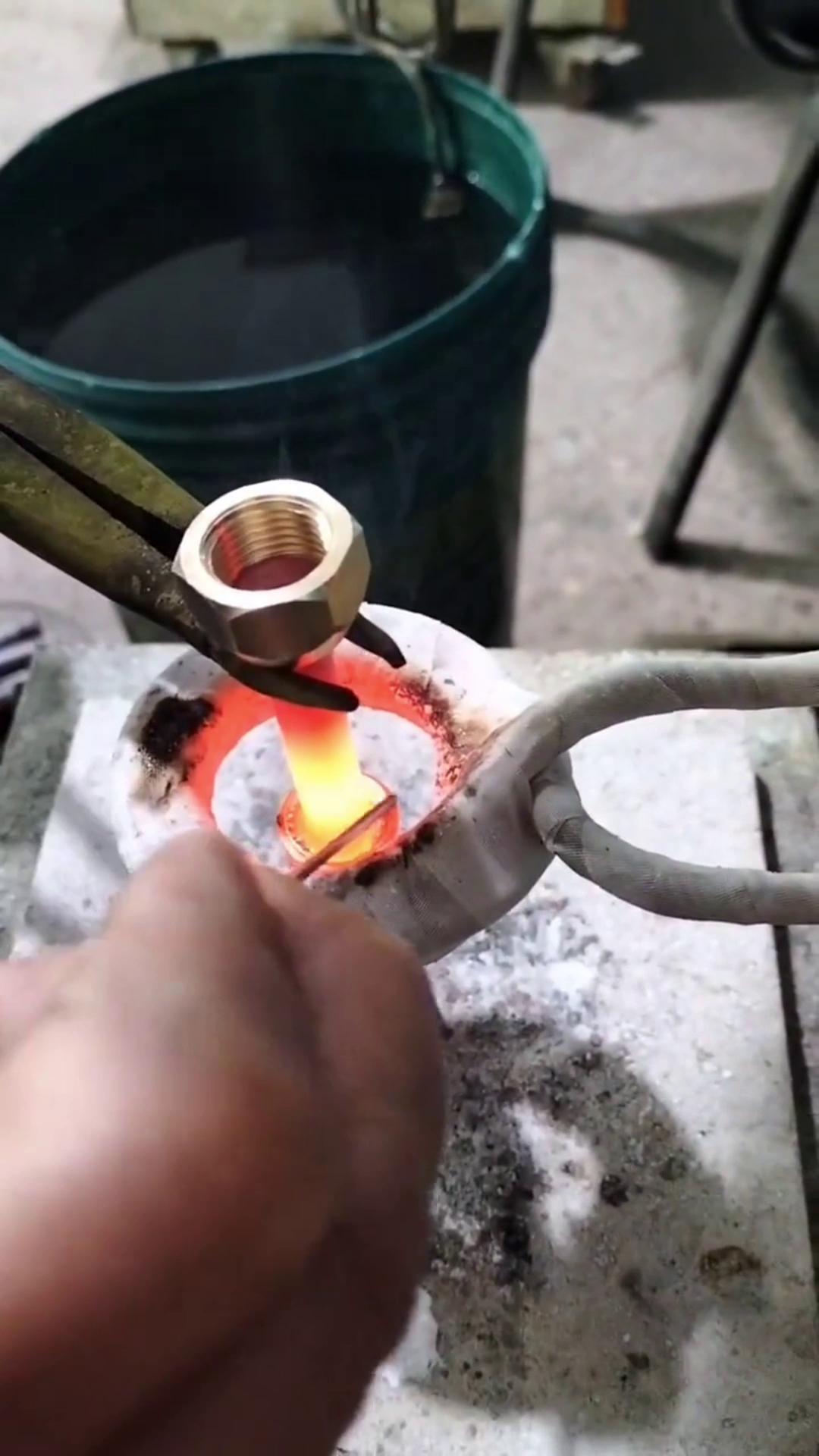 你还在用传统的火焰焊接铜管吗 人家都用上绿巨人网站入口加热设备做铜管焊接了
