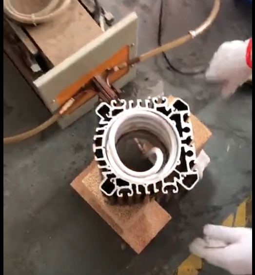 电机热套是利用高频机将轴承等零件套装到电机轴上的工艺，通过高频电流加热实现快速装配