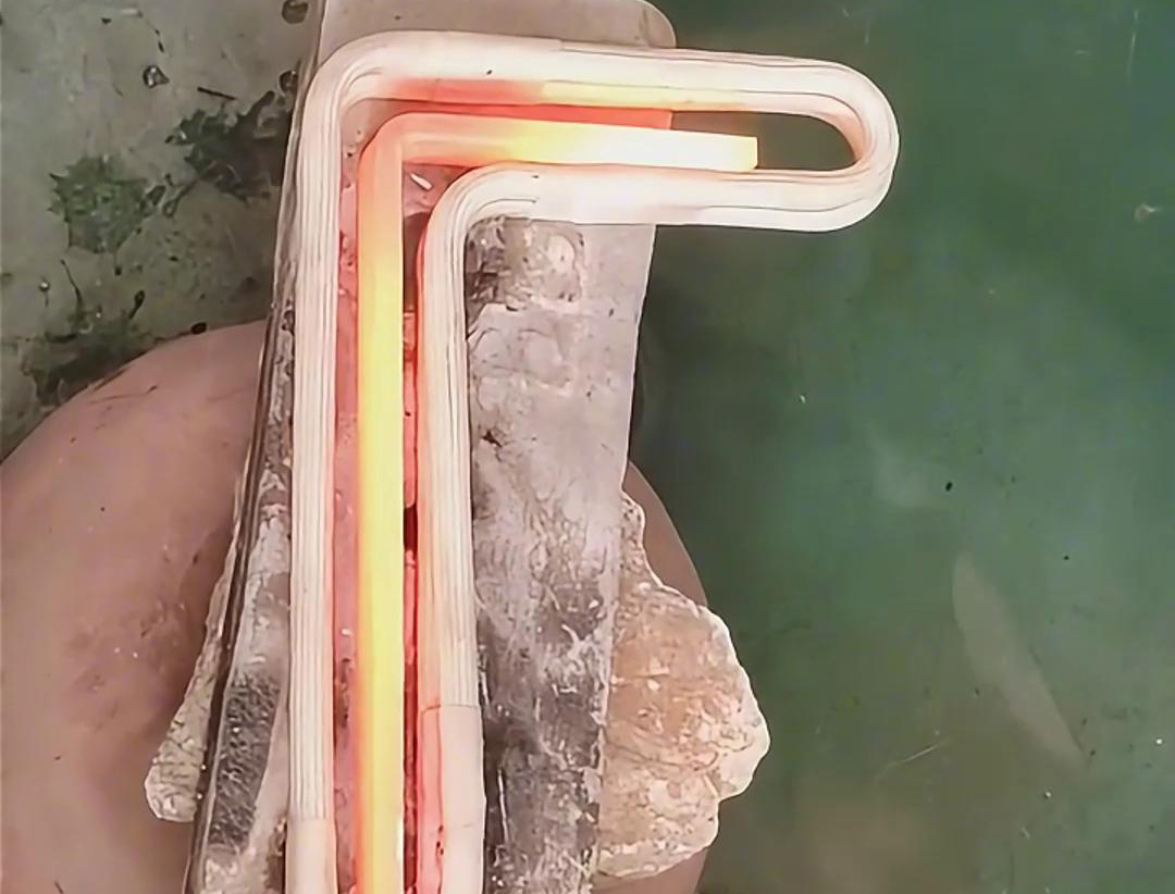 高频绿巨人网站入口加热设备可以在钛长条内部产生均匀的热量分布