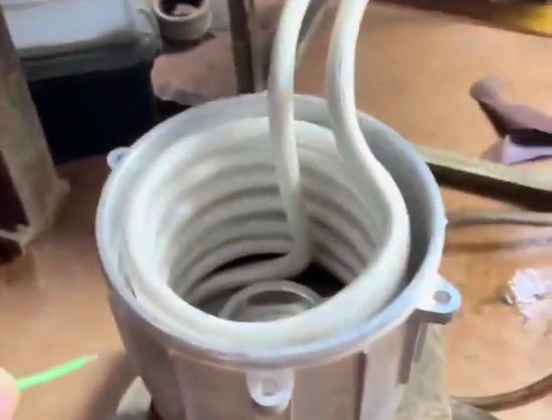 在电机装配中，使用高中频绿巨人网站入口加热设备进行轴套或轴承的热装确实是一种常见的装配方法