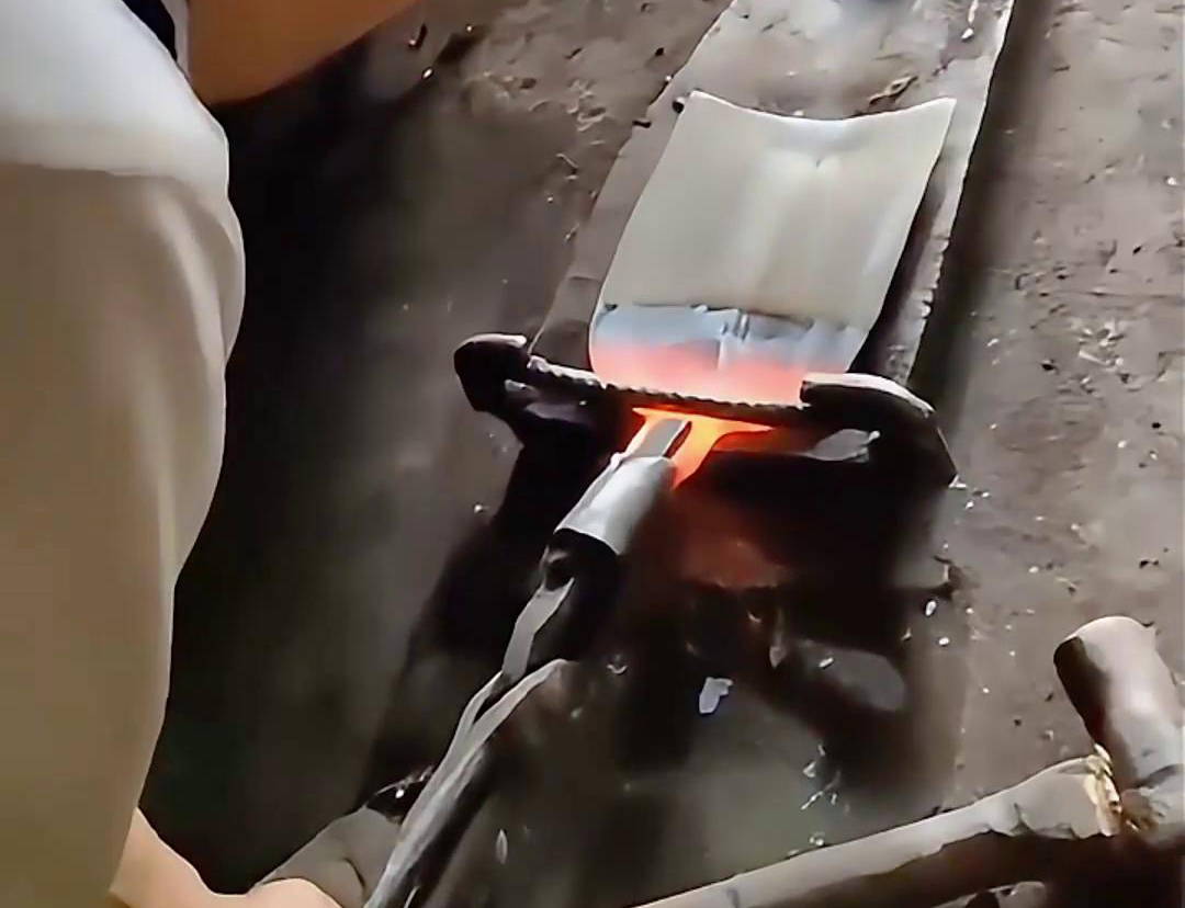 超音频绿巨人网站入口加热设备对农用锄头进行加热退火热处理折弯