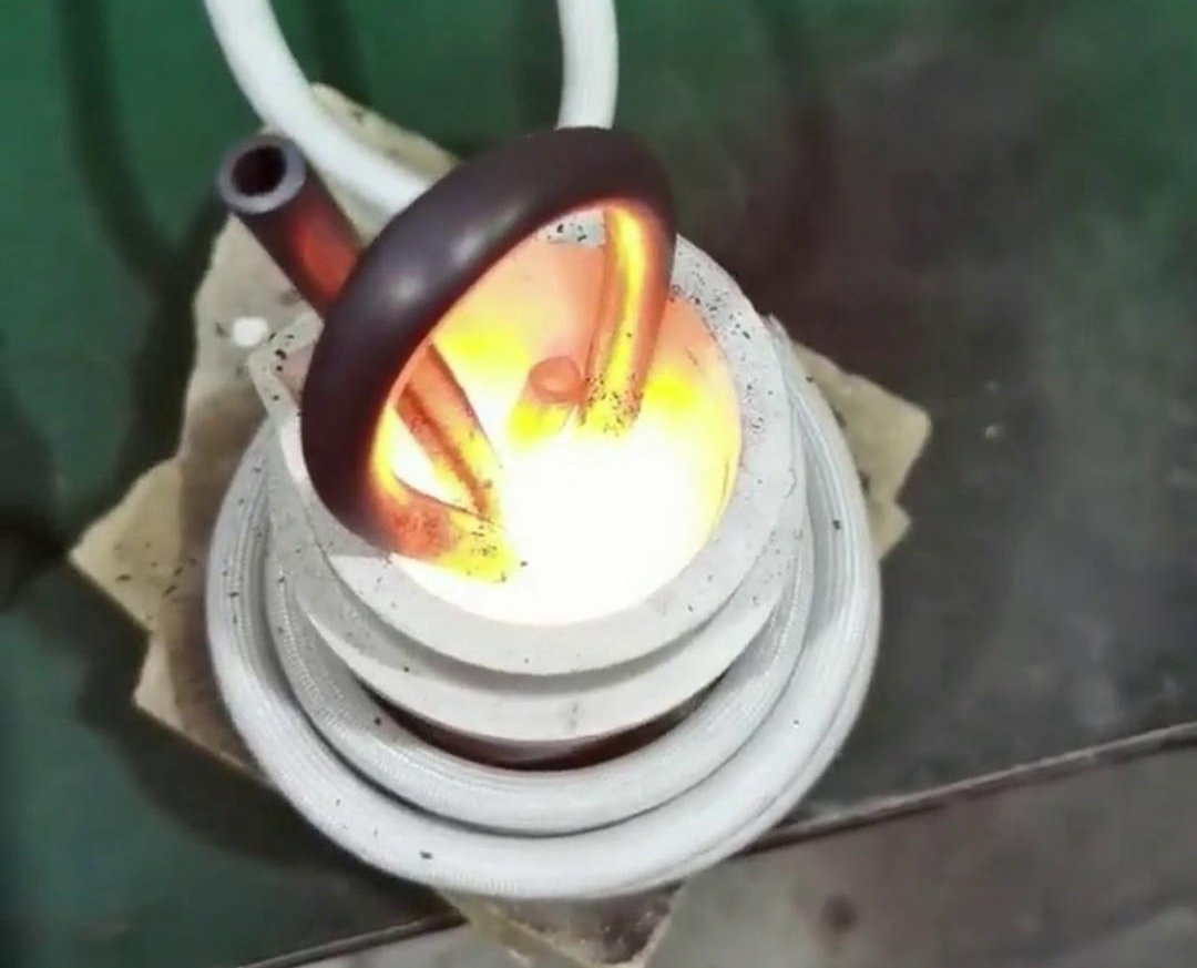 小型高频熔炼炉以其高效、精确、环保的特性成为诸多领域进行金属熔炼的优选设备