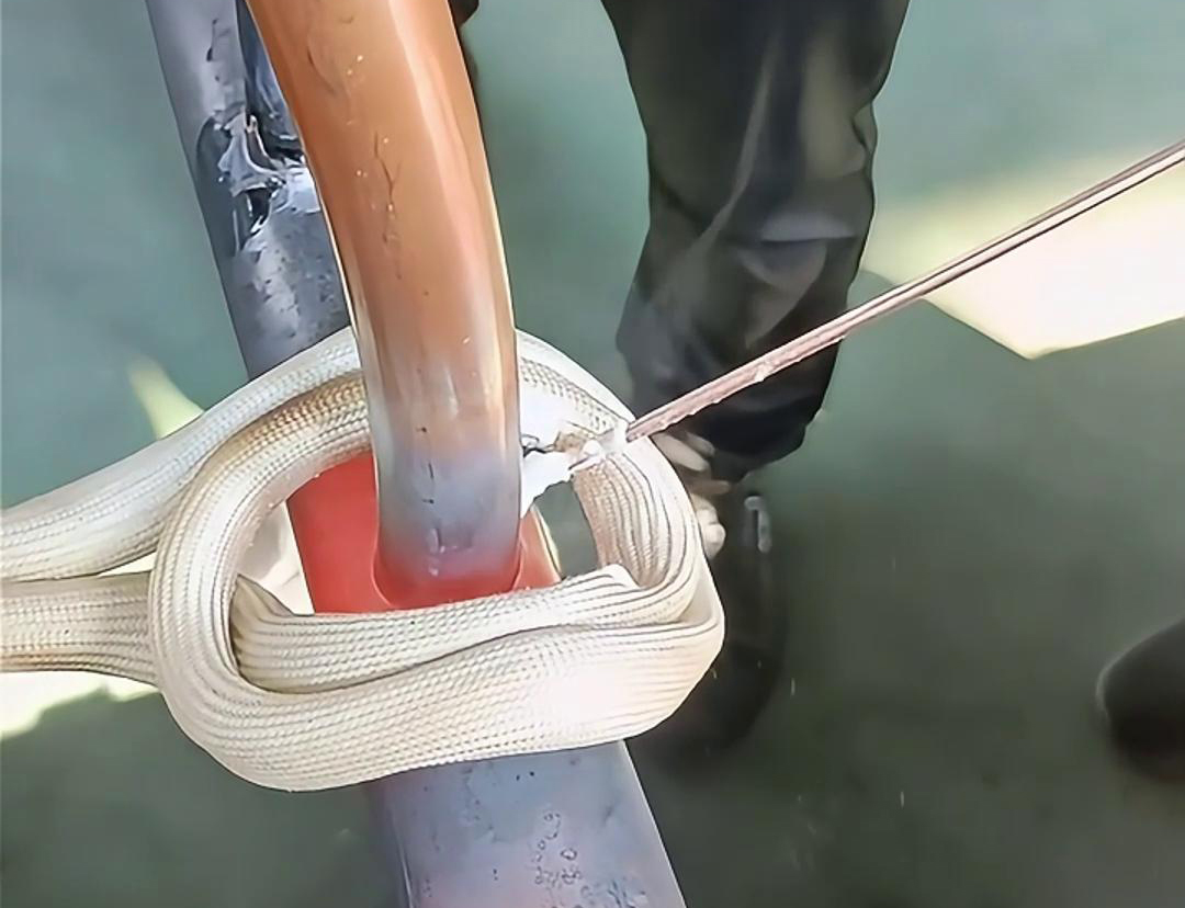 使用高频焊机进行铜管焊接，可以大大提高工作效率