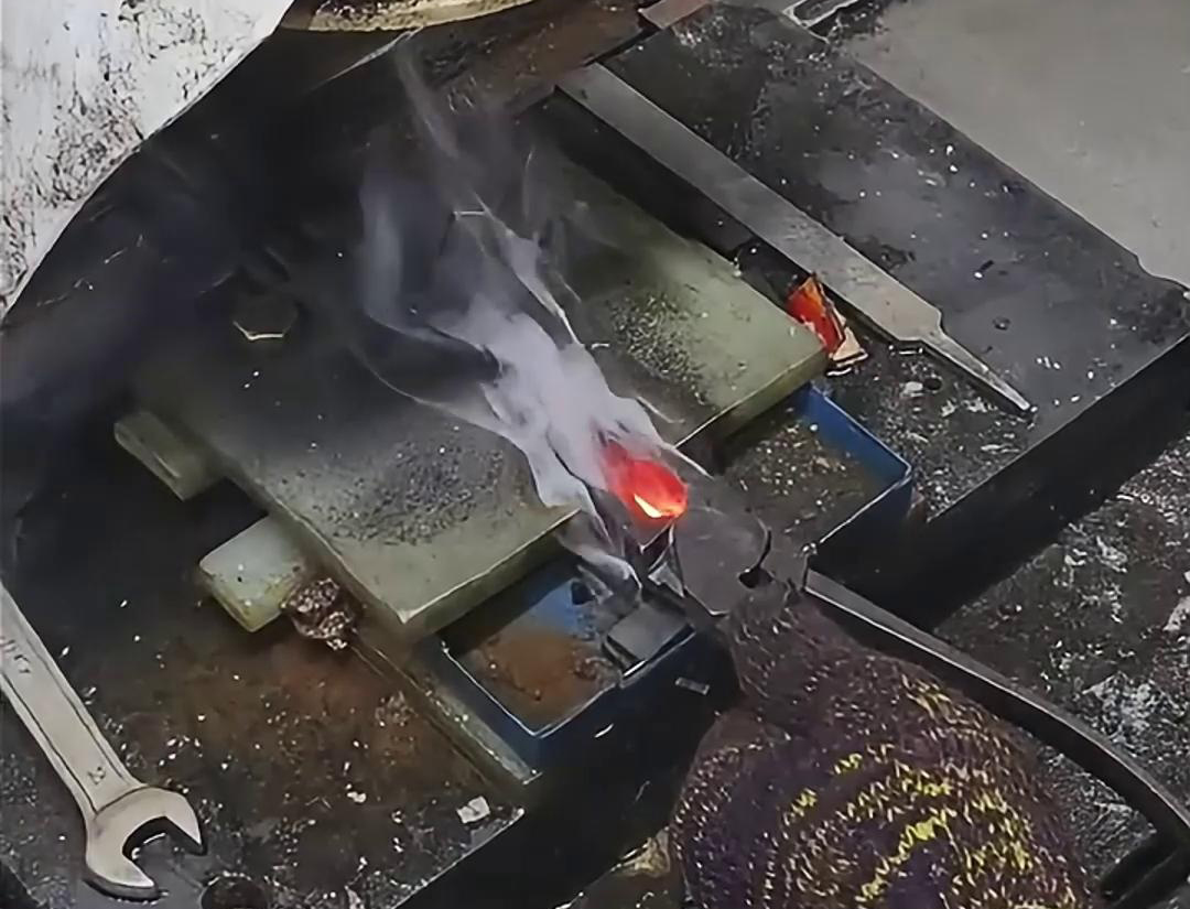 老虎钳口淬火就是使用高频淬火机快速加热，并在短时间内将其冷却