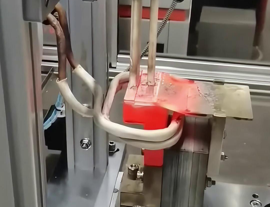 框架断路器母排铜排高频焊接过程。采用高频自动焊接