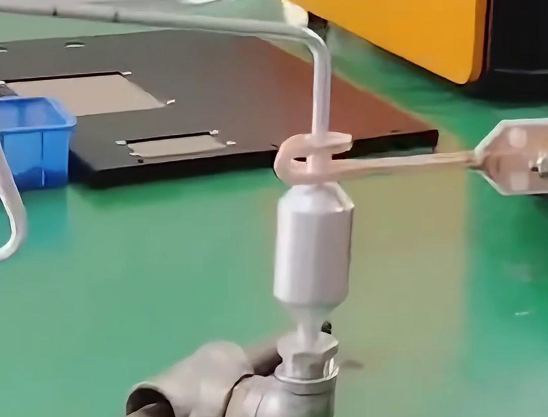 铝管铝储液器正在进行钎焊，用的是手持式高频绿巨人网站入口焊机