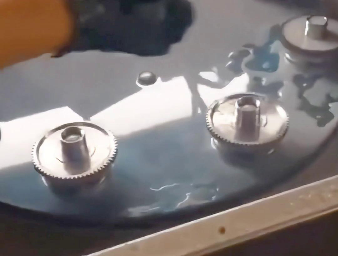 多工位齿轮淬火机床可以同时对多个齿轮进行淬火处理，提高生产效率