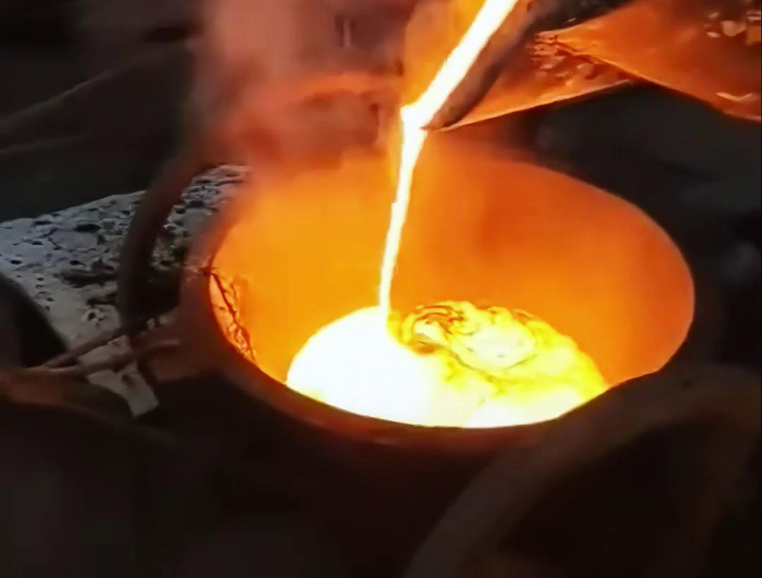 中高频绿巨人网站入口熔炼炉的倒料操作处理和注意事项