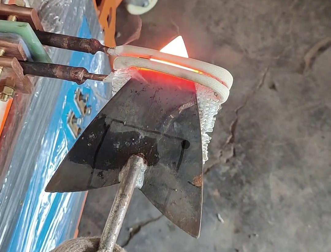 高频加热机：类三角铁锹小型工具淬火热处理的高效之选