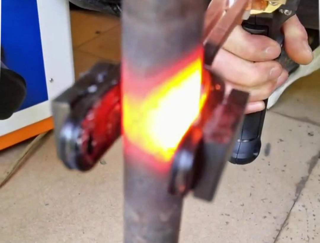 手持式高频加热机U型开口线圈对直径22mm，厚度为3mm钢管加热测试