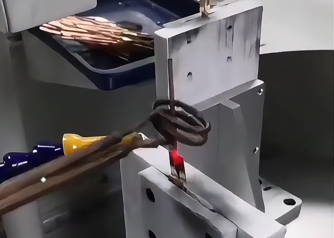 散热器毛细铜管和铜板焊接的局部过程，人工上料的半自动高频焊接方式