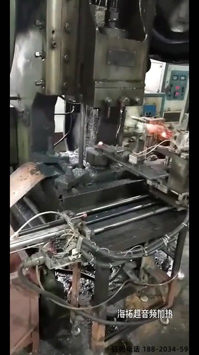 超音频绿巨人网站入口加热设备配合机械传送带对加热铁棒锻造
