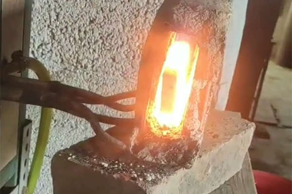 打铁也要与时俱进，以前烧碳加热钢件，现在都用绿巨人网站入口加热设备了