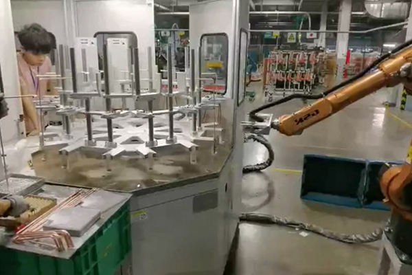 工厂实拍，配备机械手臂的高频钎焊设备焊接铜管