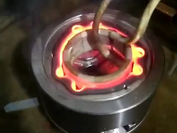 立式高频绿巨人小黄片热处理钢材加热温差的控制